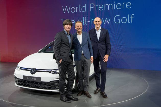 24.10.2019, xtgx, Wirtschaft Auto, Volkswagen - Weltpremiere Vorstellung Golf VIII 8 acht emspor, v.l. Bundestrainer Joachim Jogi Loew, Herbert Diess (VW) und Ralf Brandstaetter (VW) bei der Vorstellung des neuen Golf Wolfsburg