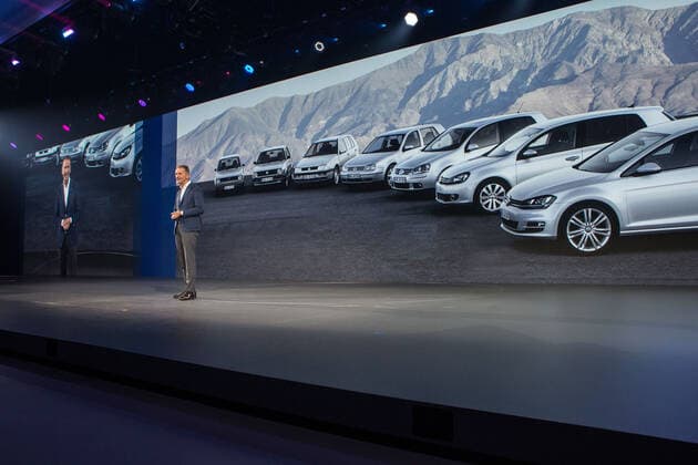 24.10.2019, xtgx, Wirtschaft Auto, Volkswagen - Weltpremiere Vorstellung Golf VIII 8 acht emspor, v.l. Herbert Diess bei der Vorstellung des neuen Golf Wolfsburg