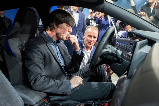 24.10.2019, xtgx, Wirtschaft Auto, Volkswagen - Weltpremiere Vorstellung Golf VIII 8 acht emspor, v.l. Bundestrainer Joachim Jogi Loew, Herbert Diess (VW) Wolfsburg