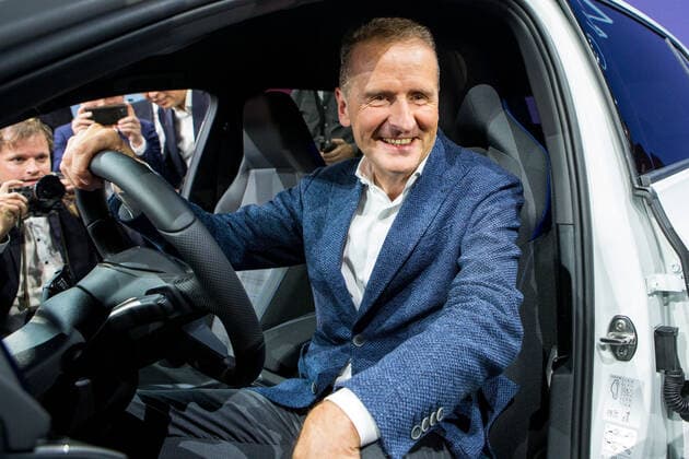 24.10.2019, xtgx, Wirtschaft Auto, Volkswagen - Weltpremiere Vorstellung Golf VIII 8 acht emspor, v.l. Herbert Diess am Steuer des Golf 8 Wolfsburg