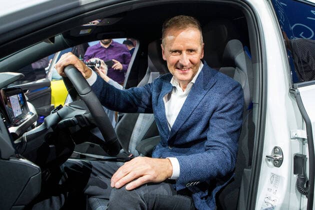 24.10.2019, xtgx, Wirtschaft Auto, Volkswagen - Weltpremiere Vorstellung Golf VIII 8 acht emspor, v.l. Herbert Diess am Steuer des Golf 8 Wolfsburg