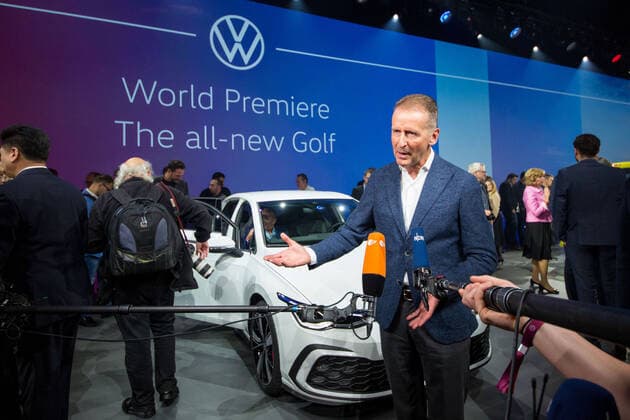 24.10.2019, xtgx, Wirtschaft Auto, Volkswagen - Weltpremiere Vorstellung Golf VIII 8 acht emspor, v.l. Herbert Diess gibt TV Interviews vor dem neuen Golf 8 Wolfsburg