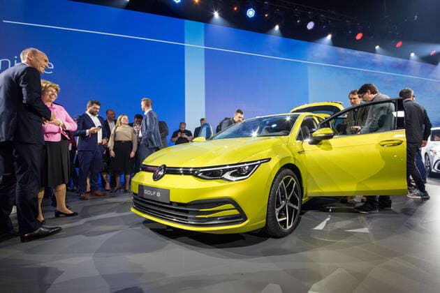 24.10.2019, xtgx, Wirtschaft Auto, Volkswagen - Weltpremiere Vorstellung Golf VIII 8 acht emspor, v.l. Gaeste begutachten den neuen Golf Wolfsburg