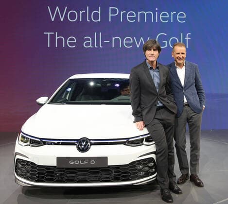 Wolfsburg Niedersachsen Volkswagen, VW, PraÌˆsentation Golf 8, Golf VIII in Wolfsburg, Autostadt, Hafen 1, Bild zeigt: Bundestrainer Joachim Löw mit VW-Chef Herbert Diess