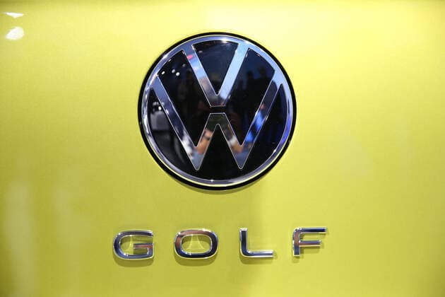 Wolfsburg Niedersachsen Volkswagen, VW, PraÌˆsentation Golf 8, Golf VIII in Wolfsburg, Autostadt, Hafen 1, Bild zeigt: Detail Logo Schriftzug Golf am Heck
