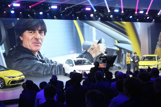 News Bilder des Tages Wolfsburg Niedersachsen Volkswagen, VW, PraÌˆsentation Golf 8, Golf VIII in Wolfsburg, Autostadt, Hafen 1, Bild zeigt: Bundestrainer Joachim Löw im Interview