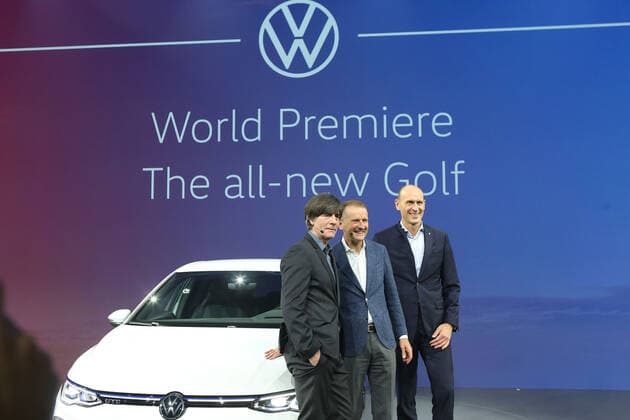 Wolfsburg Niedersachsen Volkswagen, VW, PraÌˆsentation Golf 8, Golf VIII in Wolfsburg, Autostadt, Hafen 1, Bild zeigt: Joachim löw (von links) Herbert Diess und Ralf Brandstätter