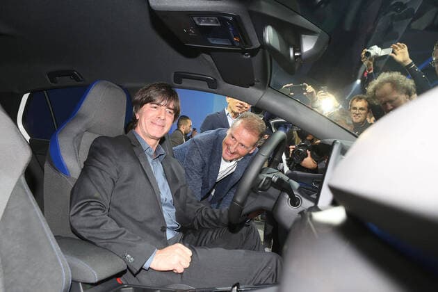 Wolfsburg Niedersachsen Volkswagen, VW, PraÌˆsentation Golf 8, Golf VIII in Wolfsburg, Autostadt, Hafen 1, Bild zeigt: Bundestrainer Joachim Löw und VW-Chef Herbert Diess im neuen Golf 8