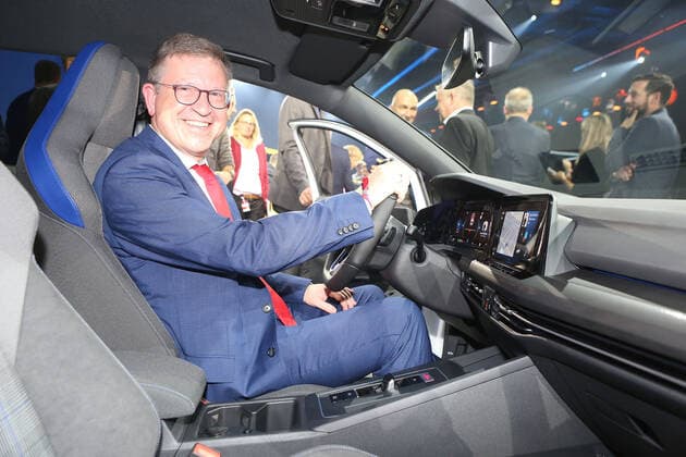 Wolfsburg Niedersachsen Volkswagen, VW, PraÌˆsentation Golf 8, Golf VIII in Wolfsburg, Autostadt, Hafen 1, Bild zeigt: Chefredakteur Armin Maus im neuen Golf