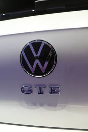 Wolfsburg Niedersachsen Volkswagen, VW, PraÌˆsentation Golf 8, Golf VIII in Wolfsburg, Autostadt, Hafen 1, Bild zeigt: Detail VW Golf GTE Schriftzug Logo