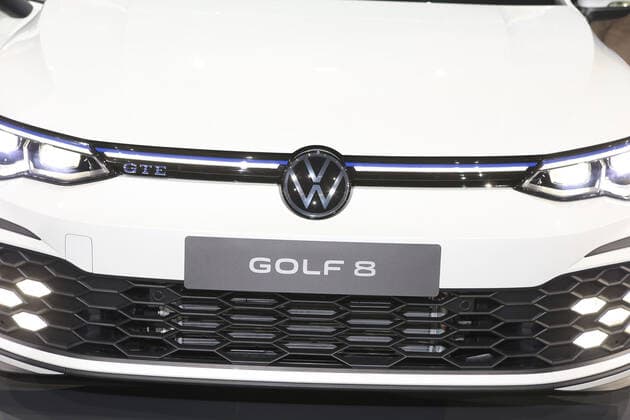 Wolfsburg Niedersachsen Volkswagen, VW, PraÌˆsentation Golf 8, Golf VIII in Wolfsburg, Autostadt, Hafen 1, Bild zeigt: Detail Front mit Scheinwerfer und Logo