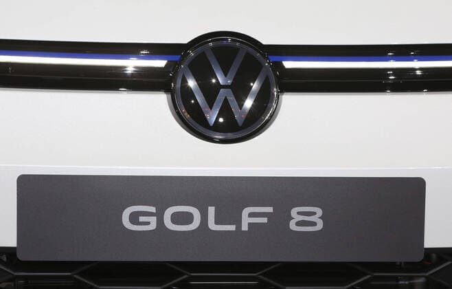 Wolfsburg Niedersachsen Volkswagen, VW, PraÌˆsentation Golf 8, Golf VIII in Wolfsburg, Autostadt, Hafen 1, Bild zeigt: Detail Front mit VW-Logo und Golf 8 Schriftzug