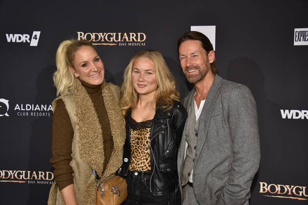 Schauspielerin Janine Kunze, l-r, ihre Tochter Lili und Dirk Budach kommt zur Premiere und Tourneestart des Musicals BODYGUARD in den Musical Dome am 24.10.2019 in Köln