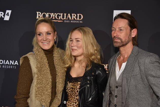 Schauspielerin Janine Kunze, l-r, ihre Tochter Lili und Dirk Budach kommt zur Premiere und Tourneestart des Musicals BODYGUARD in den Musical Dome am 24.10.2019 in Köln