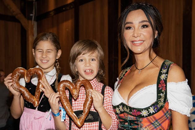 Bilder des Jahres 2019, Entertainment 10 Oktober Oktoberfest 2019 im Höfbräuhhaus Speersort in Hamburg - Charity-Gaudi zugunsten des Fördervereins Universitäres Herzzentrum Hamburg e.V. - Minu Lehmann - Tochter von Shima Lehmann - Rocco Pooth mit Mutter Verona Pooth (von links);Oktoberfest 2019 im Höfbräuhhaus Speersort in Hamburg - Charity-Gaudi zugunsten des Fördervereins Universitäres Herzzentrum Hamburg e.V. -, *** Oktoberfest 2019 in the Höfbräuhhaus Speersort in Hamburg Charity Gaudi in favour of the Förderverein Universitäres Herzzentrum Hamburg e V Minu Lehmann Daughter of Shima Lehmann Rocco Pooth with mother Verona Pooth from left Oktoberfest 2019 in the Höfbräuhhaus Speersort in Hamburg Charity Gaudi in favour of the Förderverein Universitäres Herzzentrum Hamburg e V ,