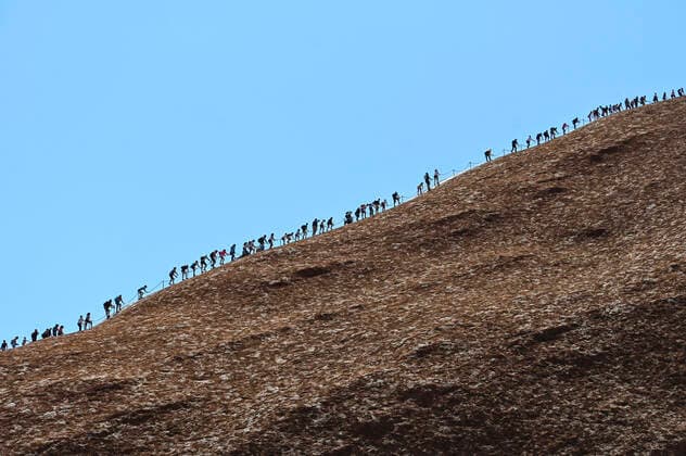 Bilder des Jahres 2019, News 10 Oktober News Bilder des Tages ULURU CLIMB CLOSURE COVERAGE, Tourists are seen climbing Uluru, also known as Ayers Rock at Uluru-Kata Tjuta National Park in the Northern Territory, Friday, October 25, 2019. Today is the last day people will be able to climb Uluru. ( NO ARCHIVING, EDITORIAL USE ONLY, NO USE IN BOOKS WITHOUT CONSENT YULARA NT AUSTRALIA  Copyright: xLUKASxCOCHx 20191025001428675613