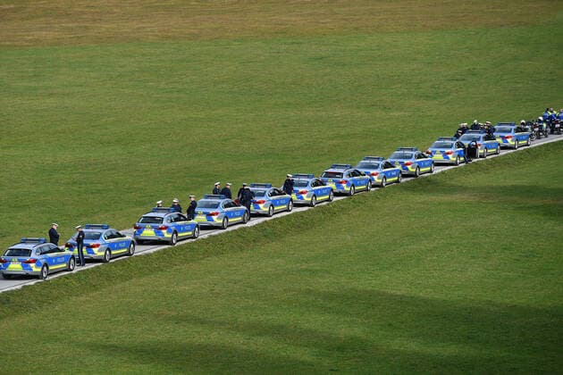 Randmotiv,Feature,allgemein-Polizisten,Polizeiautos,Polizei bilden eine Schlange auf der Zufahrtsstrasse zum Hotel Schloss Elmau umrahmt von gruenen Wiesen und sorgen fuer Sicherheit. Ministerpraesident Dr. Soeder laedt zur Jahreskonferenz der Regierungschefinnen und Regierungschefs auf Schloss Elmau am 24.und 25.10.2019. *** Randmotiv,Feature,general policemen,police cars,police form a queue on the access road to the hotel Schloss Elmau surrounded by green meadows and provide security Prime Minister Dr Soeder invites to the annual conference of heads of government at Schloss Elmau on 24 and 25 10 2019