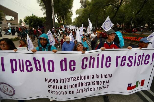 October 24, 2019: EUM20191024SOC07.JPG.CIUDAD DE MEXICO. ProtestProtesta-Chile.- 24 de octubre de 2019. La Coordinadora Nacional de Usuarios en Resistencia y miembros de la comunidad chilena en nuestro pais se manifestaron en las inmediaciones de la embajada de Chile en Mexico. Foto: Agencia EL UNIVERSALGerman EspinosaEELG Copyright: xElxUniversalx
