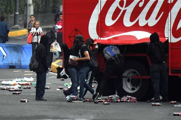 October 24, 2019: EUM20191024SOC13.JPG.CIUDAD DE MEXICO. ProtestProtesta-Encapuchados.- 24 de octubre de 2019. Un grupo de encapuchados vandalizaron mobiliario del Metrobus y un camion de refrescos en avenida Insurgentes Sur, a la altura de Ciudad Universitaria, en apoyo a las protestas en Chile. Foto: Agencia EL UNIVERSALArmando MartinezEELG Copyright: xElxUniversalx
