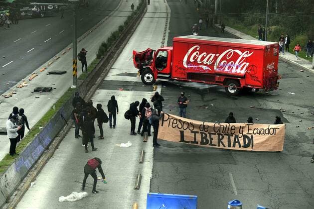 October 24, 2019: EUM20191024SOC12.JPG.CIUDAD DE MEXICO. ProtestProtesta-Encapuchados.- 24 de octubre de 2019. Un grupo de encapuchados vandalizaron mobiliario del Metrobus y un camion de refrescos en avenida Insurgentes Sur, a la altura de Ciudad Universitaria, en apoyo a las protestas en Chile. Foto: Agencia EL UNIVERSALArmando MartinezEELG Copyright: xElxUniversalx