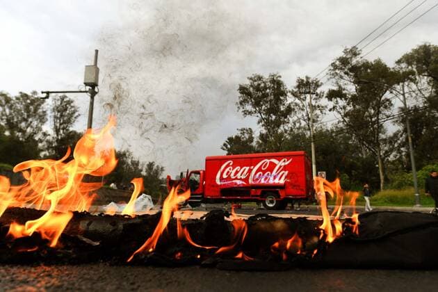 News Bilder des Tages October 24, 2019: EUM20191024SOC15.JPG.CIUDAD DE MEXICO. ProtestProtesta-Encapuchados.- 24 de octubre de 2019. Un grupo de encapuchados vandalizaron mobiliario del Metrobus y un camion de refrescos en avenida Insurgentes Sur, a la altura de Ciudad Universitaria, en apoyo a las protestas en Chile. Foto: Agencia EL UNIVERSALArmando MartinezEELG Copyright: xElxUniversalx