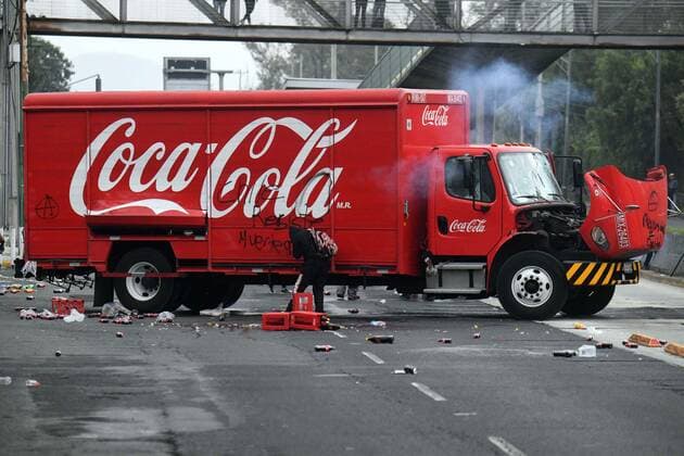 October 24, 2019: EUM20191024SOC14.JPG.CIUDAD DE MEXICO. ProtestProtesta-Encapuchados.- 24 de octubre de 2019. Un grupo de encapuchados vandalizaron mobiliario del Metrobus y un camion de refrescos en avenida Insurgentes Sur, a la altura de Ciudad Universitaria, en apoyo a las protestas en Chile. Foto: Agencia EL UNIVERSALArmando MartinezEELG Copyright: xElxUniversalx