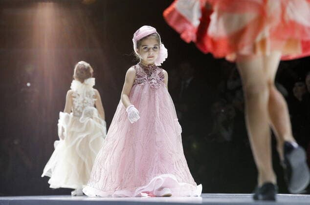 Bilder des Jahres 2019, Entertainment 10 Oktober MOSCOW, RUSSIA - OCTOBER 24, 2019: Models showcase creations during a catwalk show for the Kids World Fashion collection at the 42nd edition of Moscow Fashion Week at Moscow s Gostiny Dvor Centre. Sergei Karpukhin TASS  TS0C074D