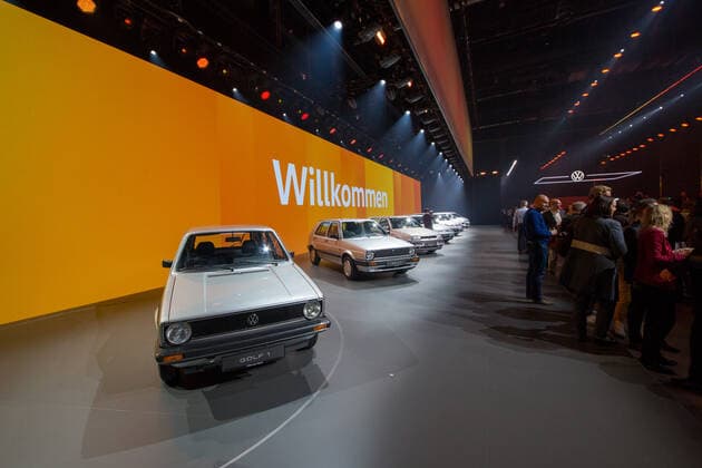 24.10.2019, xtgx, Wirtschaft Auto, Volkswagen - Weltpremiere Vorstellung Golf VIII 8 acht emspor, v.l. Ausstellung aller bisherigen Golf Modelle 1 bis 7 Wolfsburg