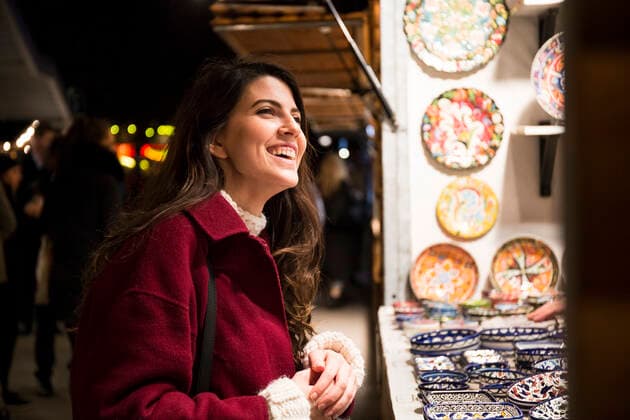 Portrait of laughing young woman on Christmas market model released Symbolfoto  ABZF02568