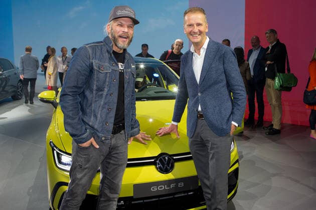 24.10.2019, xtgx, Wirtschaft Auto, Volkswagen - Weltpremiere Vorstellung Golf VIII 8 acht emspor, v.l. Moderator Sidney Hoffmann mit Herbert Diess (VW) Wolfsburg