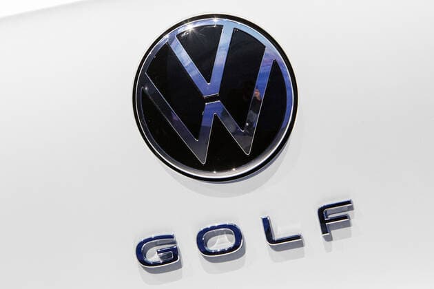 24.10.2019, xtgx, Wirtschaft Auto, Volkswagen - Weltpremiere Vorstellung Golf VIII 8 acht emspor, v.l. VW Logo, Emblem, Schriftzug Golf Wolfsburg