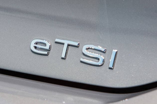 24.10.2019, xtgx, Wirtschaft Auto, Volkswagen - Weltpremiere Vorstellung Golf VIII 8 acht emspor, v.l. Schriftzug eTSI, Elektro Golf, Elektromobilitaet, E mobilty Wolfsburg