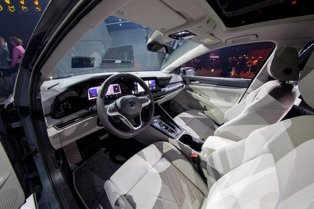 24.10.2019, xtgx, Wirtschaft Auto, Volkswagen - Weltpremiere Vorstellung Golf VIII 8 acht emspor, v.l. Blick in den Innenraum, Interieur des Golf 8, Sitze, Lenkrad, Armaturenbrett Wolfsburg *** 24 10 2019, xtgx, economy car, Volkswagen world premiere presentation Golf VIII 8 eight emspor, v l view into the interior, interior of the Golf 8, seats, steering wheel, dashboard Wolfsburg