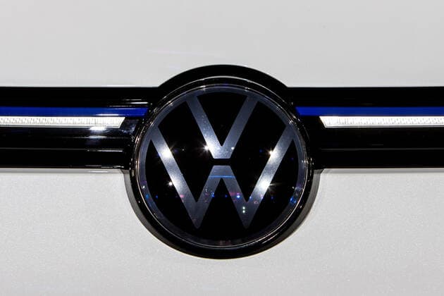 24.10.2019, xtgx, Wirtschaft Auto, Volkswagen - Weltpremiere Vorstellung Golf VIII 8 acht emspor, v.l. VW Logo, Emblem, Wappen Wolfsburg