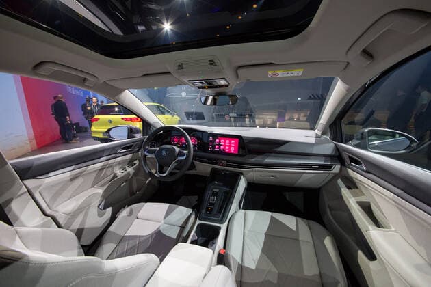 24.10.2019, xtgx, Wirtschaft Auto, Volkswagen - Weltpremiere Vorstellung Golf VIII 8 acht emspor, v.l. Blick in den Innenraum, Interieur des Golf 8, Sitze, Lenkrad, Armaturenbrett Wolfsburg