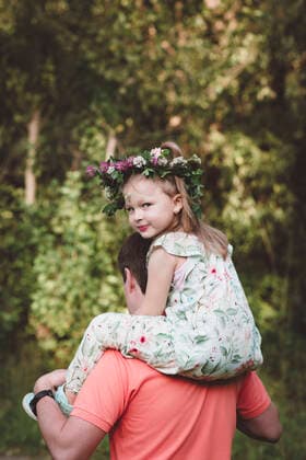 Father carrying daughter with flower wreath on his shoulders model released Symbolfoto  EYAF00522