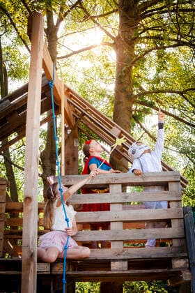 IMAGO Creative, Leben im Bamhaus Three kids with superheroes costumes playing on their tree house model released Symbolfoto property released  HMEF00570