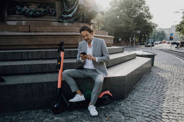 IMAGO Creative: Corporate: Klimaschutz, Digitalisierung und Urbanisierung Businessman with e-scooter in the city model released Symbolfoto  JLOF00350