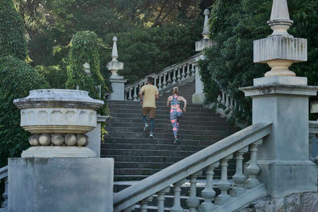 IMAGO Creative: Sommer, Sommertage im Stadtpark Man and woman running on stairs model released Symbolfoto  JNDF00087