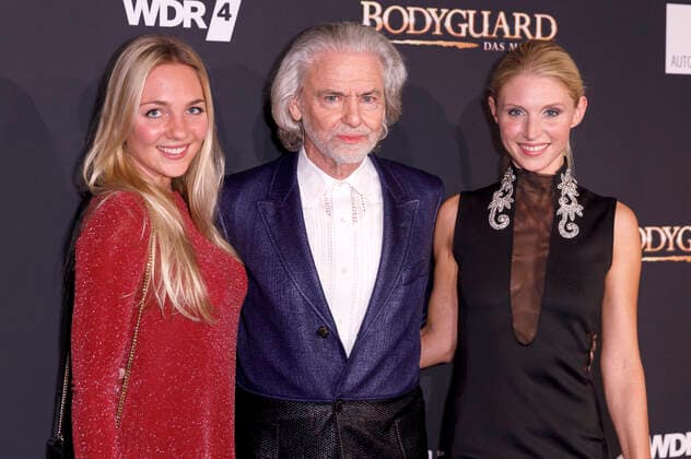 Hermann Bühlbecker in Begleitung von Stefanie Seifert und Christina Jansen bei der Premiere von Bodyguard - Das Musical im Mucial Dome. Köln, 24.10.2019