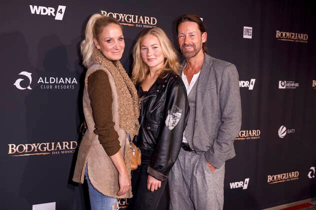 Janine Kunze mit Tochter Lili und Ehemann Dirk Budach bei der Premiere von Bodyguard - Das Musical im Mucial Dome. Köln, 24.10.2019