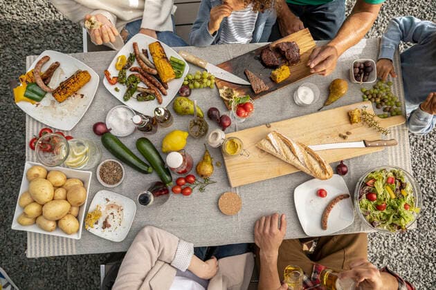 Top view of family having lunch in garden model released Symbolfoto property released  MJFKF00056