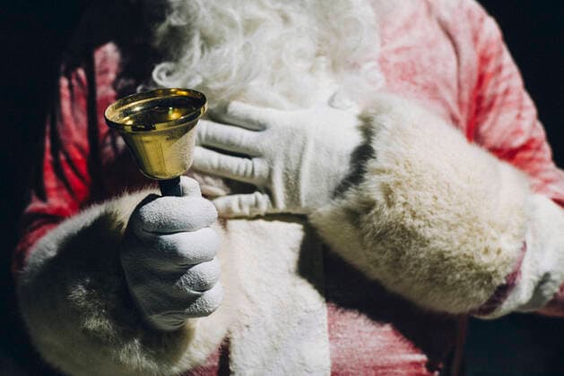 Hand of Santa Claus holdinmg handbell, close-up model released Symbolfoto  OCMF00758