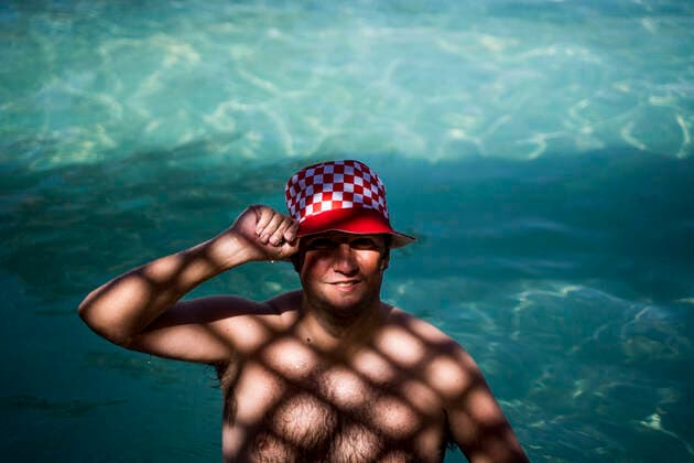 IMAGO Creative, Jahreszeit Sommer, Hitze IMAGO Creative, Sommer, Schatten-Plätze bei Hitze Portrait of overweight man with hat in pool in shady area model released Symbolfoto  OCMF00779
