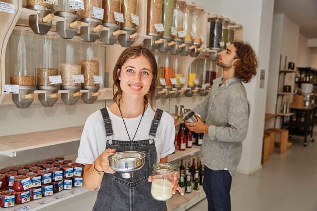Portrait of smiling woman shopping in packaging-free supermarket model released Symbolfoto property released  SUF00614