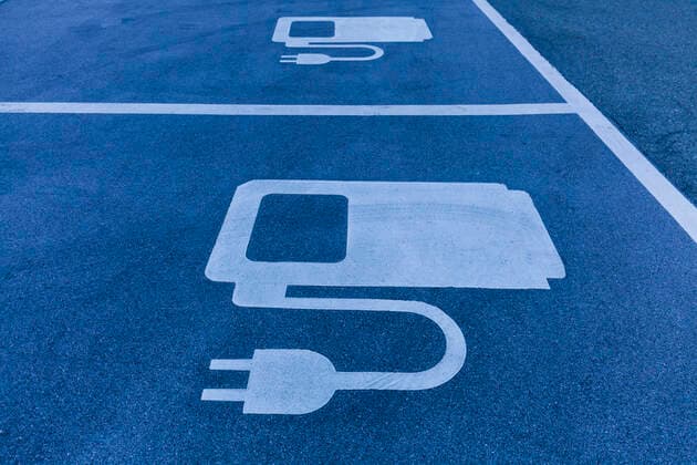 IMAGO Creative: Corporate: Klimaschutz, Digitalisierung und Urbanisierung Electric Vehicle Charging Station symbol at the motorway  TCF06146