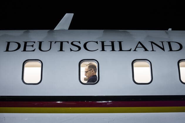 News Bilder des Tages Heiko Maas, Bundesaussenminister, sitzt im Regierungsflugzeug Global 5000 vor Abflug nach Berlin in Saarbruecken, 25.10.2019. Saarbruecken Germany