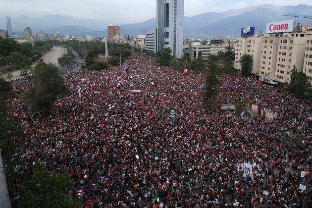 Bilder des Jahres 2019, News 10 Oktober News Bilder des Tages Santiago, 25 de octubre de 2019 Miles de manifestantes repletan la plaza Italia en protesta contra el sistema al cumplirse una semana de movilizaciones sociales. Andres Pina Aton Chile, Santiago Chile Aton_364253 *** Santiago, October 25, 2019 Thousands of demonstrators fill Italy Square in protest against the system after a week of social mobilizations Andres Pina Aton Chile, Santiago Chile Aton 364253  Copyright: ANDRESxPINA ATONxCHILE
