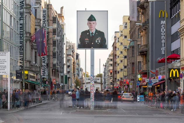 Touristen besuchen den ehemaligen Berliner Grenzübergang und heutige Gedenkstaette Checkpoint Charlie. 25.10.2019, Berlin, GER - Touristen besuchen den ehemaligen Berliner Grenzübergang und heutige Gedenkstaette Checkpoint Charlie., Berlin Berlin Deutschland Checkpoint Charlie