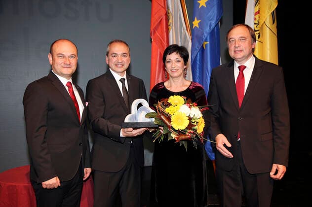 Rafal Gronicz, Octavian Ursu, Bente Kahan und Willi Xylander bei der Verleihung des Internationalen Brückepreises der Europastadt Görlitz Zgorzelec an Bente Kahan im Theater Görlitz. Görlitz, 25.10.2019